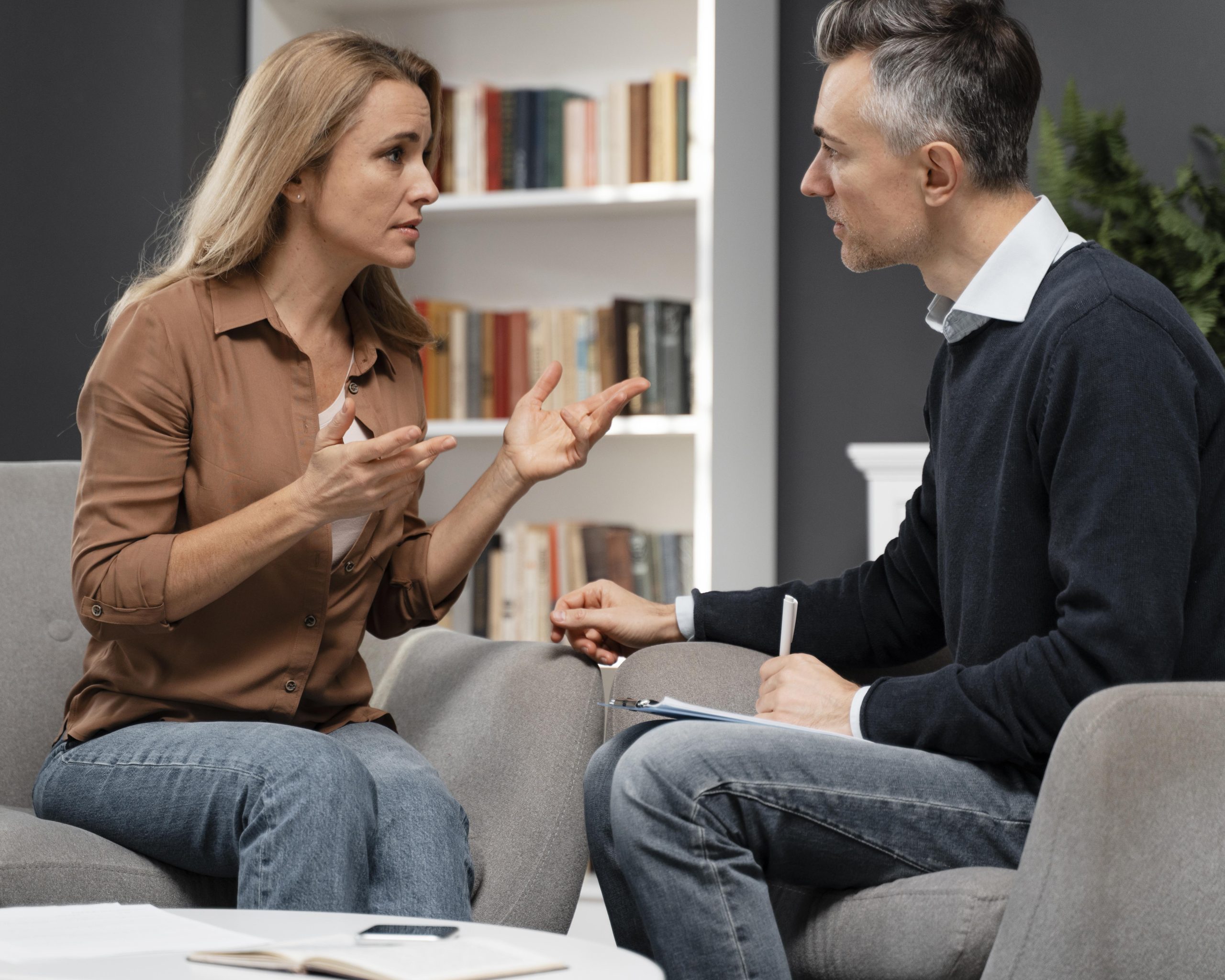  γυναίκα θεραπευόμενη προβληματίζεται και αναρωτιέται πως δεν έχω τι να πω στον ψυχολόγο.