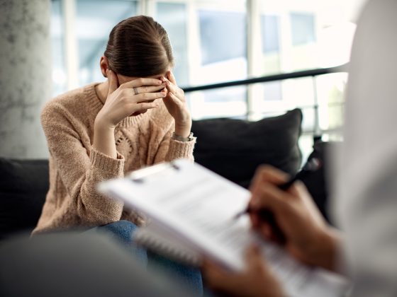 γυναίκα σκέφτεται σε συνεδρία πώς να αντιμετωπίσω το άγχος.