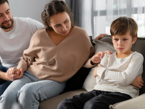 γονείς που βρίσκονται στη συνθήκη διαζύγιο και παιδί.