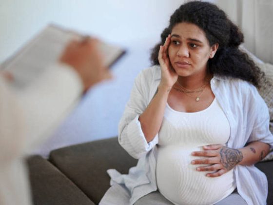 θέλεις να μείνεις έγκυος, αλλά αγχώνεσαι... Αυτό νιώθει νεαρή γυναίκα στη φωτογραφία.