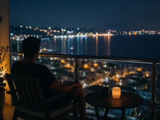 άνδρας νιώθει μοναξιά το καλοκαίρι.